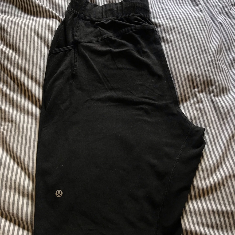 Men’s lulu shorts with pockets.